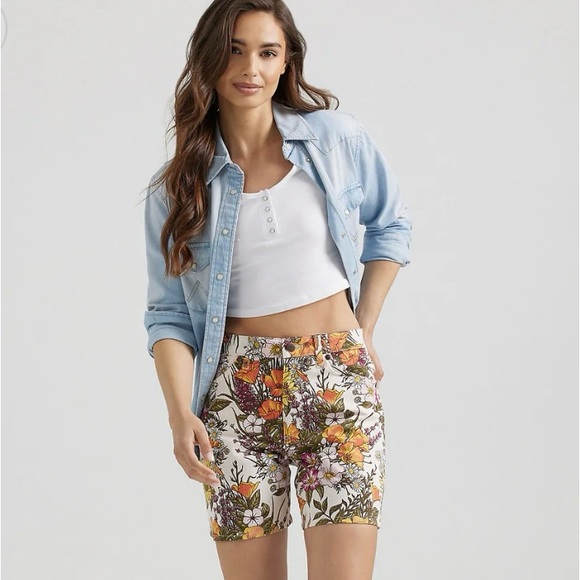 Wrangler Pants - Wrangler Ashley Flower Garden Women's Shorts